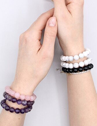 Akmens, stikla un metāla rotaslietas